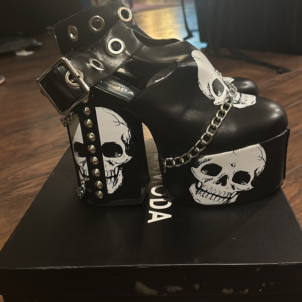 LAMODA Hidden Closet Platform Heels